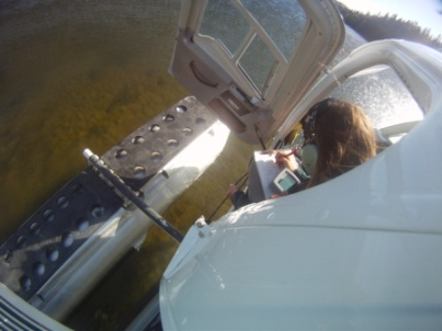 Le personnel de Parcs Canada à prendre des mesures de qualité de l'eau à partir d'un hélicoptère 