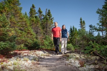 Un homme et une femme marchent en forêt