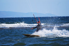 Un homme pratiquant le surf cerf-volant en mer.