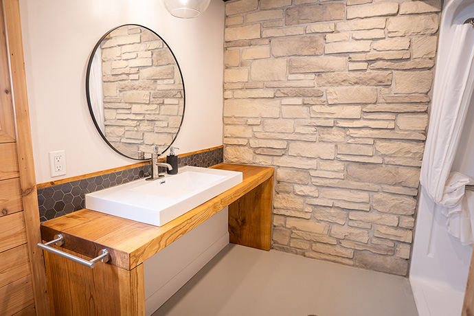 Salle de bain. Vanité et grand miroir ovale.