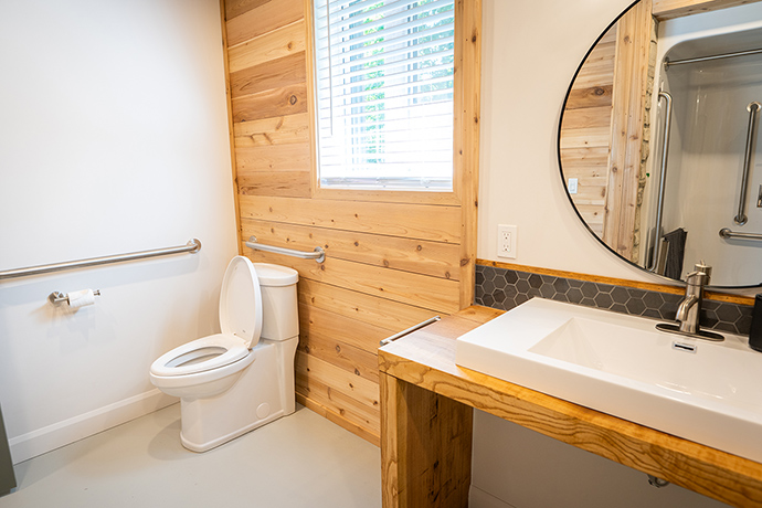 Salle de bain rez-ce-chaussée; toilette et douche.