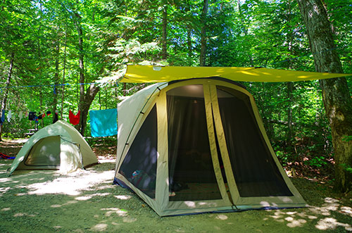 Deux tentes sur un terrain de camping