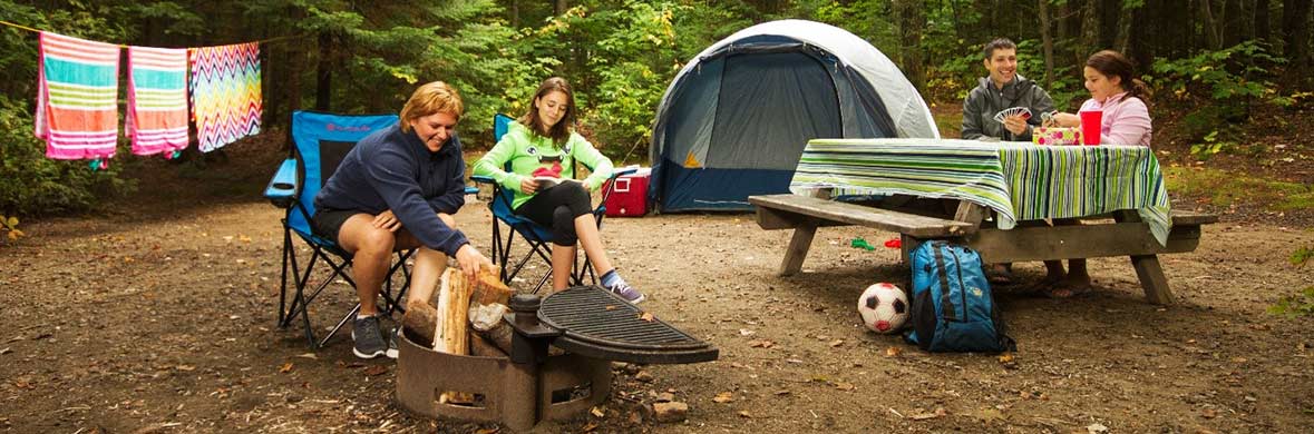 Une jeune famille en camping semi-aménagé