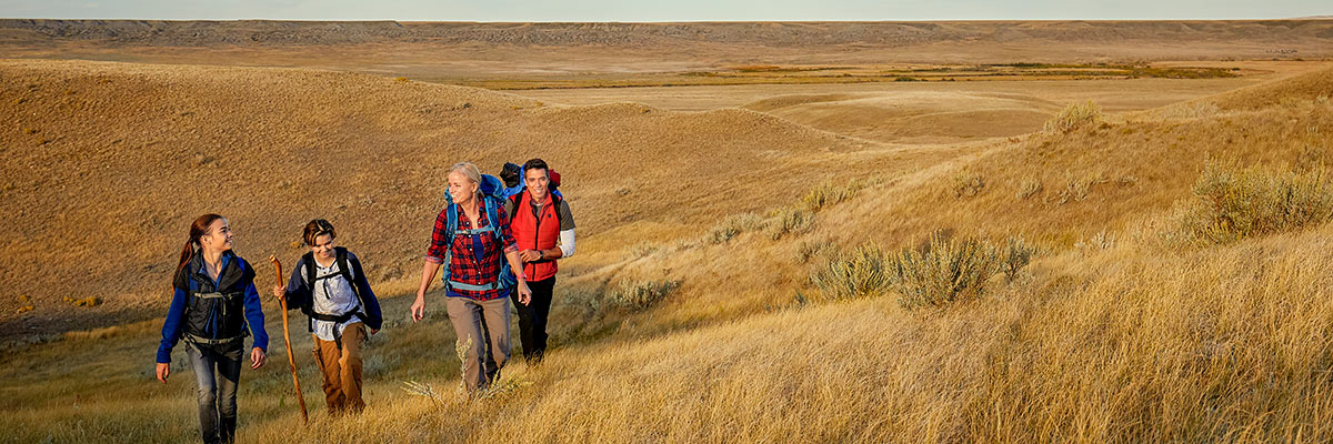 Une interprète de parc conduit un groupe de visiteurs lors d'une randonnée pédestre dans le bloc Ouest du parc national des Prairies. 