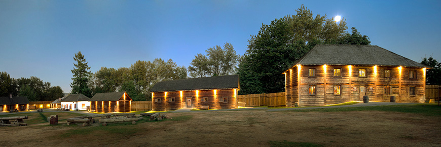 Le terrain et les bâtiments du Fort-Langley illuminés la nuit