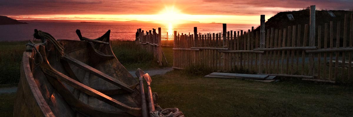 Coucher de soleil sur la mer et sur le lieu historique national de L’Anse aux Meadows.
