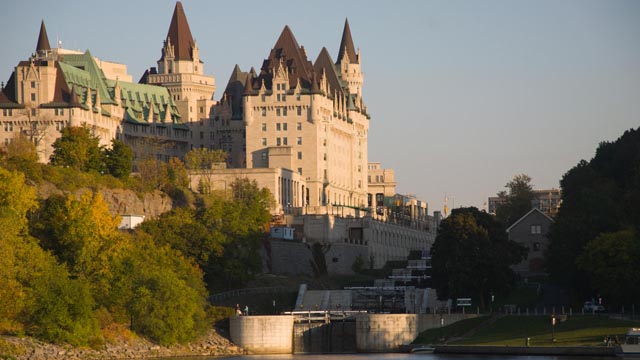 Poste d'éclusage et Château Laurier vue à partir de la rivière des Outaouais.