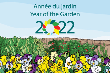 / Illustration en couleurs d’un jardin de fleurs jaunes, blanches et mauves ainsi que des plants de légumes devant une clôture brune avec un ciel bleu où est écrit le texte « Année du jardin 2022».