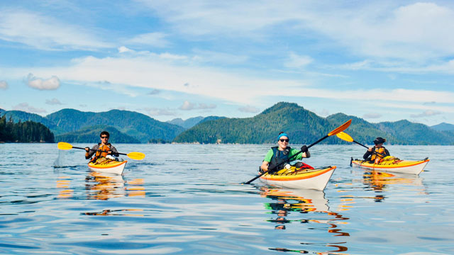 Trois kayakistes sur l’océan à Gwaii Haanas.