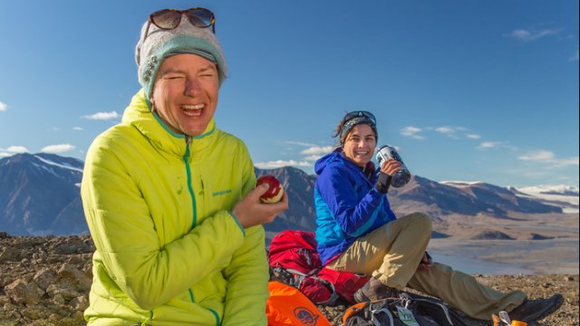 Deux visiteurs prennent une collation durant une randonnée près du fjord Tanquary au parc national Quttinirpaaq.
