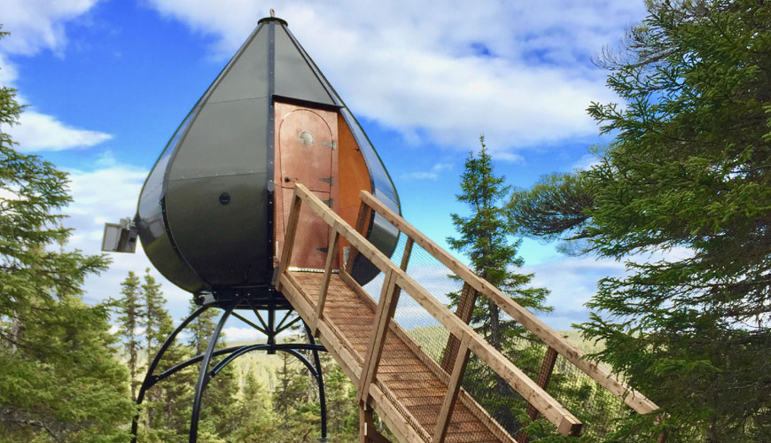 Une Ôasis de Parcs Canada installée dans la canopée. Une rampe permet d'y accéder.