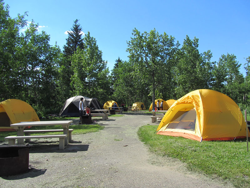 Aire de camping de groupe du Lac-Astotin. Plusieurs tentes sont installées.