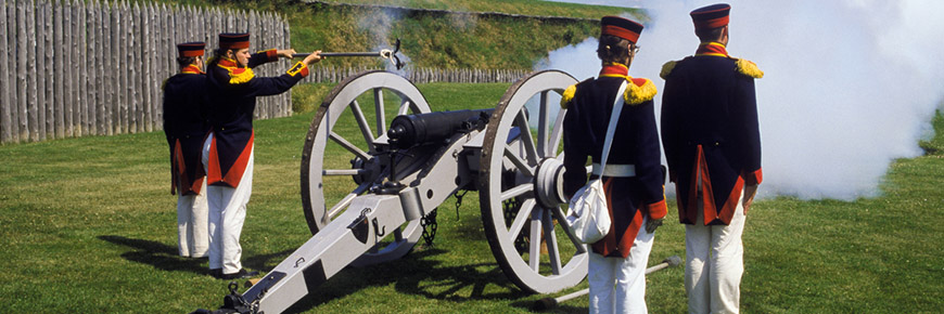 Des militaires avec un canon au lieu historique national du Fort-Wellington
