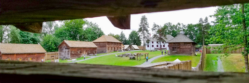 Des bâtiments du lieu historique du Fort-Langley vue à partir d’une tour de bastion.