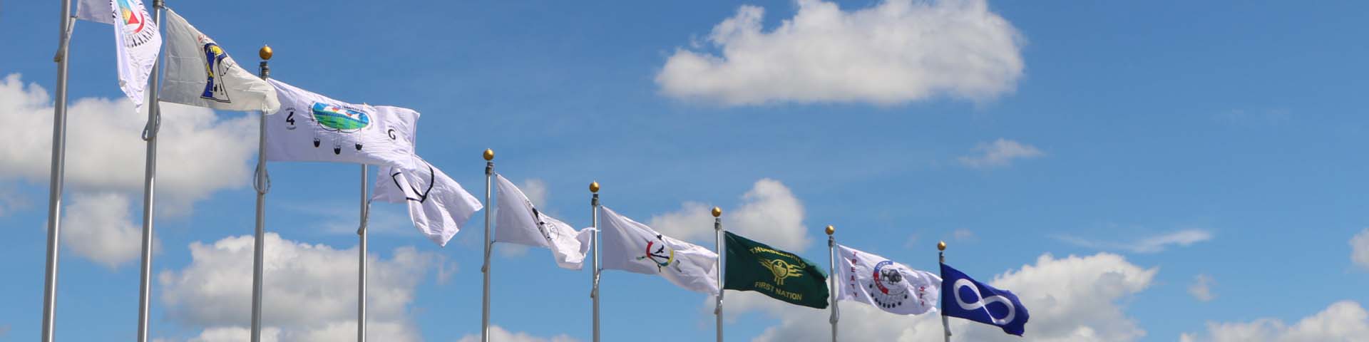 Plusieurs drapeaux au vent.