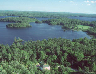 Le canal passe dans une série de lacs contigus